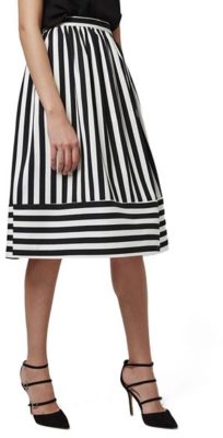The Most Slimming Way to Wear Stripes Isn't What You Think